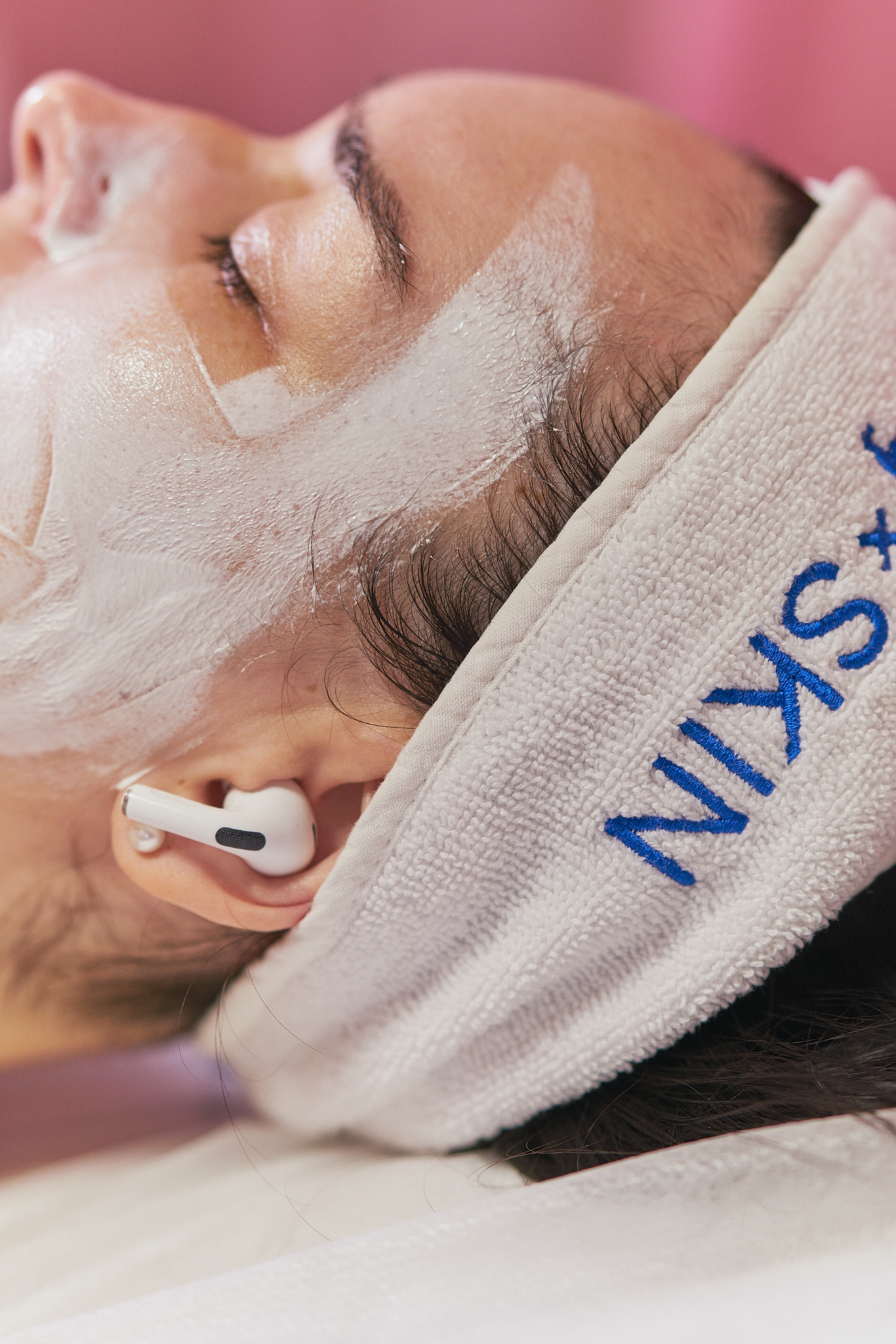 Masaje facial con mascarilla